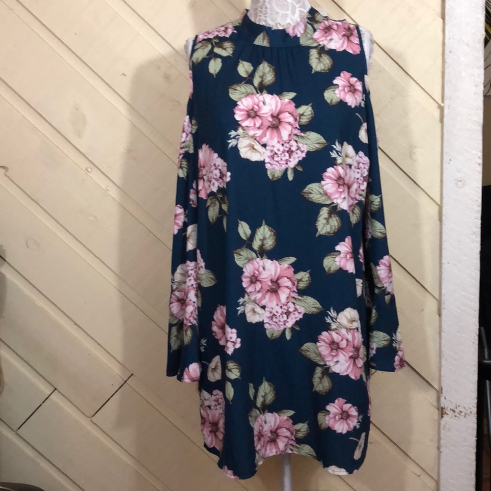 ❤️4 for $30❤️NWT Xhilaration Cold Shoulder Tunic